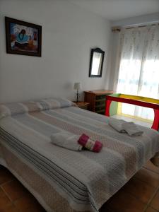 伊斯兰蒂拉Alcaraván 32的一间卧室配有一张大床和两个枕头