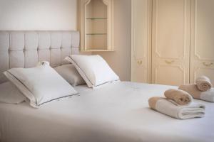 直布罗陀Neptune Suite-Hosted by Sweetstay的一张带毛巾和枕头的白色床