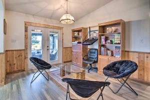 邓内伦Lake Rousseau Vacation Rental with Private Dock的客厅配有椅子和玻璃桌