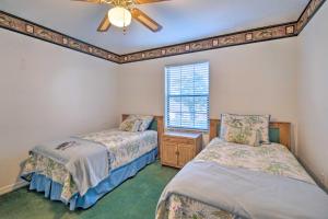 邓内伦Lake Rousseau Vacation Rental with Private Dock的一间卧室配有两张床和吊扇