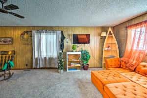 CircleCharming Corral Creek Ranch House in Circle的客厅配有橙色沙发和窗户