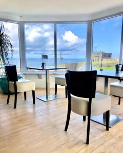 圣贾斯特Cape Cornwall Club的配有桌椅的海景客房
