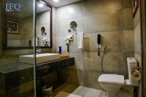 伊斯兰堡IFQ Hotel & Resort的一间带水槽、卫生间和淋浴的浴室