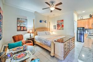 那不勒斯Naples Studio Near Everglades with Marina!的一间卧室设有一张床和一间客厅。