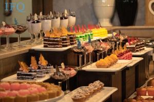 伊斯兰堡IFQ Hotel & Resort的自助餐,包括多种不同的甜点和酒杯