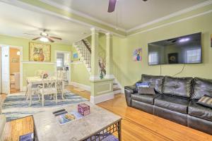 Allenhurst Abode with Porch and Central Location!的客厅配有真皮沙发和桌子