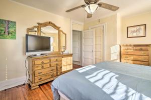 Allenhurst Abode with Porch and Central Location!的一间卧室设有平面电视和一张床。