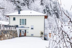 皮茨河谷阿兹尔Haus Raich - Pitztal Card im Sommer inklusive的雪中的白色房子