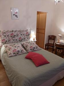 Saint-Loup-de NaudMaison Vérosia的一间卧室配有一张红色枕头的床