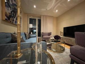 伦敦Stunning Westminster Apartment的客厅配有沙发和桌子