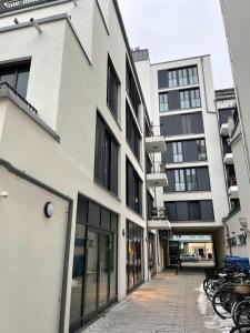 慕尼黑Modern Apartment in the center of Munich的大楼前空的街道