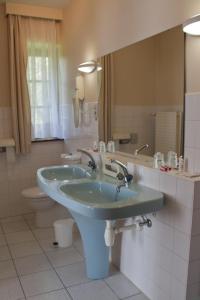 Faubourg Saint-Germain特罗姆科特旅馆的一间带水槽、卫生间和镜子的浴室
