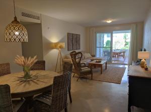 EsteponaCostalita on the Beach - 3 bedroom cosy apartment的客厅配有桌椅和沙发