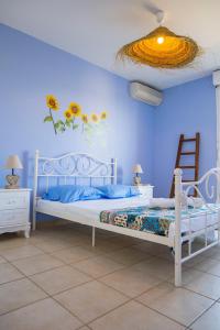 马赛Côté mer的卧室配有白色的床和蓝色的墙壁