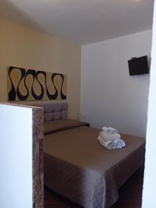 兰佩杜萨Villa Lucia的房间里的一张床位,上面有两条毛巾