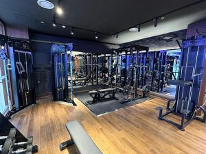 东海市新东海旅游酒店的健身房里有很多机器