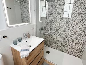 波多黎各Sonnige, neu renovierte Ferienwohnung Casa Las Fresas的一间带水槽和淋浴的浴室