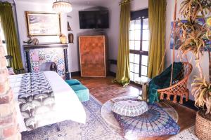 埃尔帕索Casa Mina #3 Central Rio Grande Historic Dist的客厅设有一张床和一个壁炉