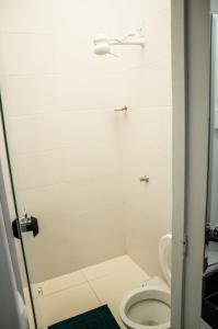 帕尔马斯Apartamento novo e completo no Centro de Palmas c/ internet的一间带卫生间和淋浴的浴室