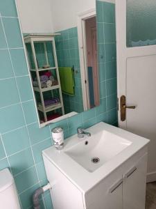 奥维多Casa Oviedo centro的浴室设有白色水槽和镜子