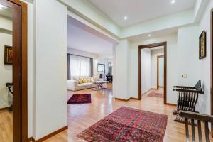 罗马Exclusive Apartment in Eur Lake的客厅拥有白色的墙壁和木地板。