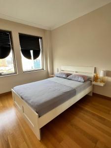 伊斯坦布尔Your home in istanbul的卧室配有白色的床和2扇窗户。