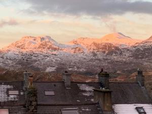 布莱奈费斯蒂尼奥格Cosy cottage in picturesque Snowdonia with stunning views of the Moelwyn mountains的房屋享有雪覆盖的山脉美景。