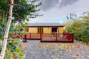 布里奇沃特Chestnut Lodge, Summerhayes的一座黄色的小房子,有红色的栅栏