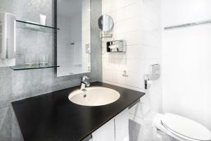 马斯特里赫特Select Hotel Maastricht的一间带水槽和卫生间的浴室