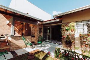 大坎普Casa c churrasq em Monte Castelo, Campo Grande-MS的一座带绿椅的房屋的庭院