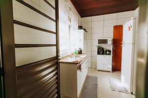 大坎普Casa c churrasq em Monte Castelo, Campo Grande-MS的一间带冰箱和水槽的小厨房