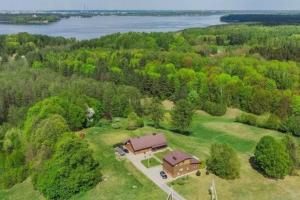 3-bedroom villa surrounded by beautiful nature的树林中一座大房子的顶部景色