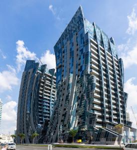迪拜SIMPLY COMFORT in J ONE Tower的一座高大的建筑,在城市里装有玻璃窗