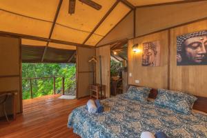 PochoteLos Vivos Beachfront Experience的一间卧室设有一张床和一个阳台