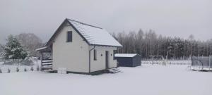 WierzchyWierzchy 34的一座小房子,地面上积雪