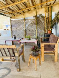 明德卢Hostel Mindelo的庭院配有2张桌子和2把椅子以及桌子