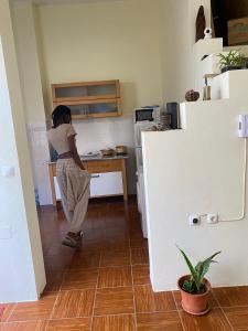 明德卢Hostel Mindelo的站在厨房的女人