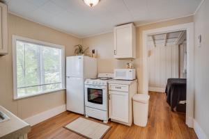 奥沙克湖Lakeshore Fishing Cabins #4的厨房配有白色冰箱和炉灶。