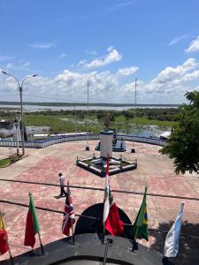 伊基托斯El Cauchero Hotel Iquitos的建筑物顶部的一组旗帜