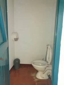 格雷岛Auberge Mariama BA的一间位于客房内的白色卫生间的浴室