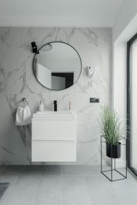 克卢日-纳波卡Aparthotel Nest Inn Meteor的浴室设有白色水槽和镜子
