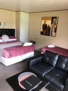 基督城奥伯格机场汽车旅馆的酒店客房,设有两张床和一张沙发