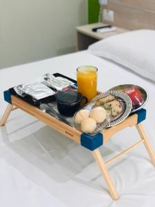 圣代佩德罗HOTEL E POUSADA ISIS的桌上的食品托盘,配上一杯橙汁