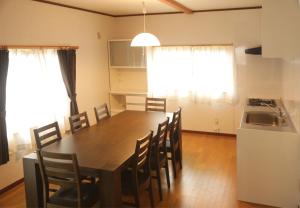 ShimotakaiActive House Ryuo - Vacation STAY 04019v的厨房里配有餐桌和椅子