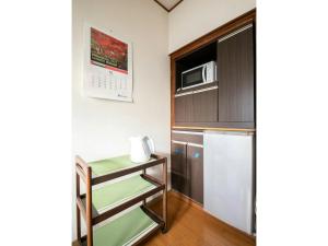 泉大津市Minpaku Yamamoto - Vacation STAY 13868的一间带微波炉和冰箱的小厨房