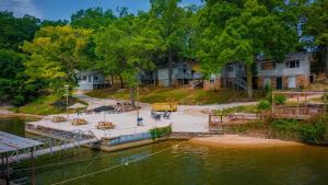 奥沙克湖Lakeshore Fishing cabin 1 , dock/boat slip, fire pit.的水面上码头房屋的空中景观