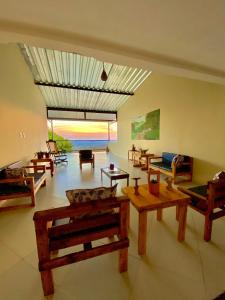 MartinsPousada O Canto do Jacu的客厅设有木桌,享有海景。