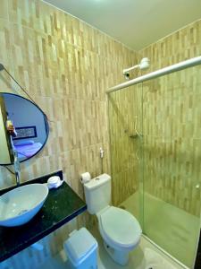MartinsPousada O Canto do Jacu的浴室配有卫生间、盥洗盆和淋浴。