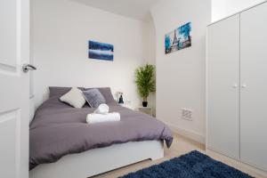 利物浦Denebank Lodge - Anfield Apartments的一间卧室配有一张床和蓝色地毯