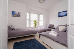 利物浦Denebank Lodge - Anfield Apartments的客厅配有两张沙发和一张沙发